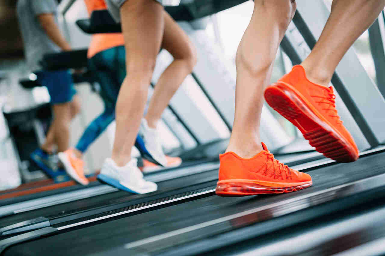 Caminhar ou pular corda: qual é a melhor opção para o cardio?