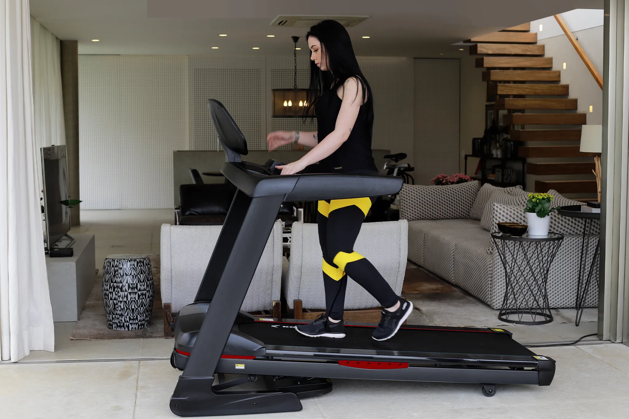 Esteira inclinada: saiba como potencializar seu cardio em casa com esse equipamento